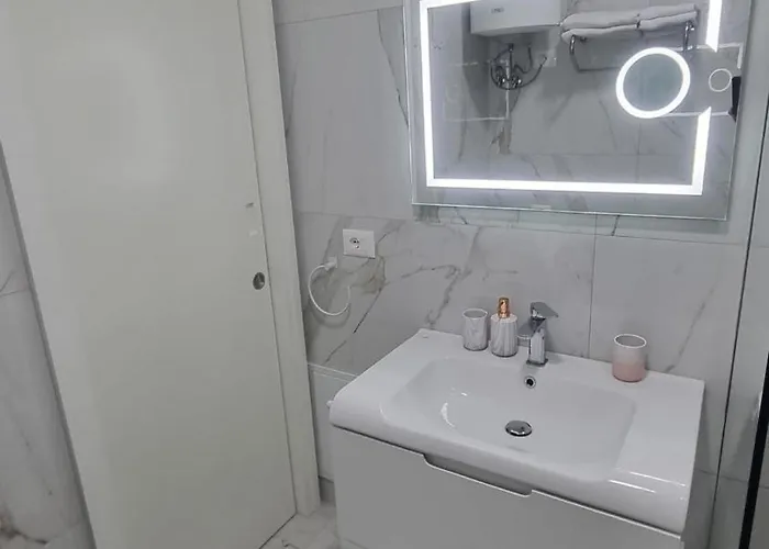 Crystal Coast F57 아파트
